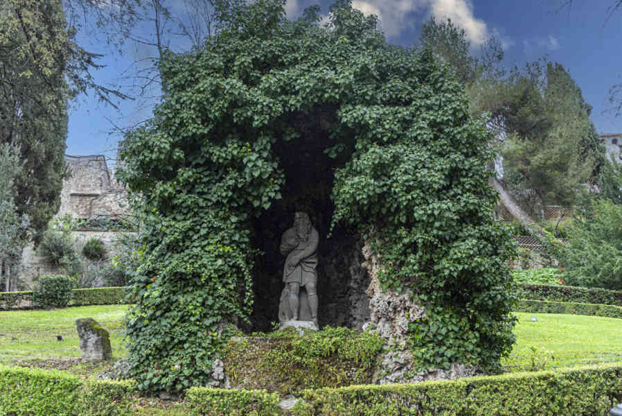 Italia - Tivoli 69 - Villa del Este - fontana dei Cipresse.jpg